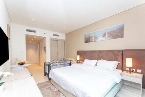 Ein Hotelzimmer mit Bett, Nachttischen, Schreibtisch und Stuhl.