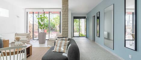 Smart TV, chimenea y oficina