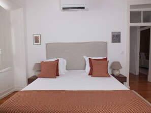 4 bedrooms, in-room safe, desk, iron/ironing board - 98Alfama Terracota Apartment (Lisboa)