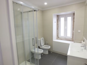 Shower, hair dryer, bidet, towels - 98Alfama Terracota Apartment (Lisboa)