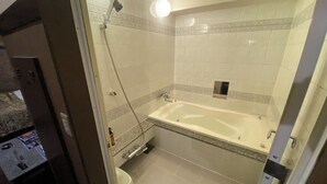 A bathroom with a bathtub, shower, and toilet. - HOTEL CACHE - Adults only  (Himeji)