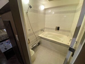 Standard Double Room | Bathroom | Combined shower/bathtub, hair dryer, towels, shampoo - HOTEL CACHE (Himeji-shi)