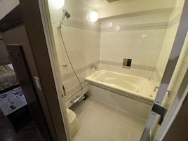 Un bagno con vasca, doccia e servizi igienici.