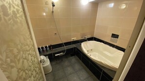 A bathroom with a bathtub, a shower, and a toilet. - HOTEL CACHE - Adults only  (Himeji)