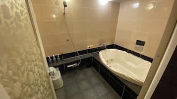 Standard Double Room | Bathroom | Combined shower/tub, hair dryer, towels, shampoo