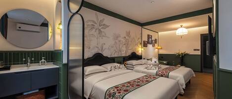Une chambre d’hôtel comprenant un lit, des tables de chevet, un miroir, un climatiseur fixé au mur et un panneau décoratif mural.