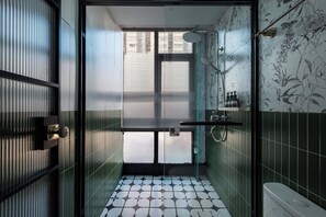 Kostenlose Toilettenartikel, Haartrockner, Hausschuhe, Handtücher