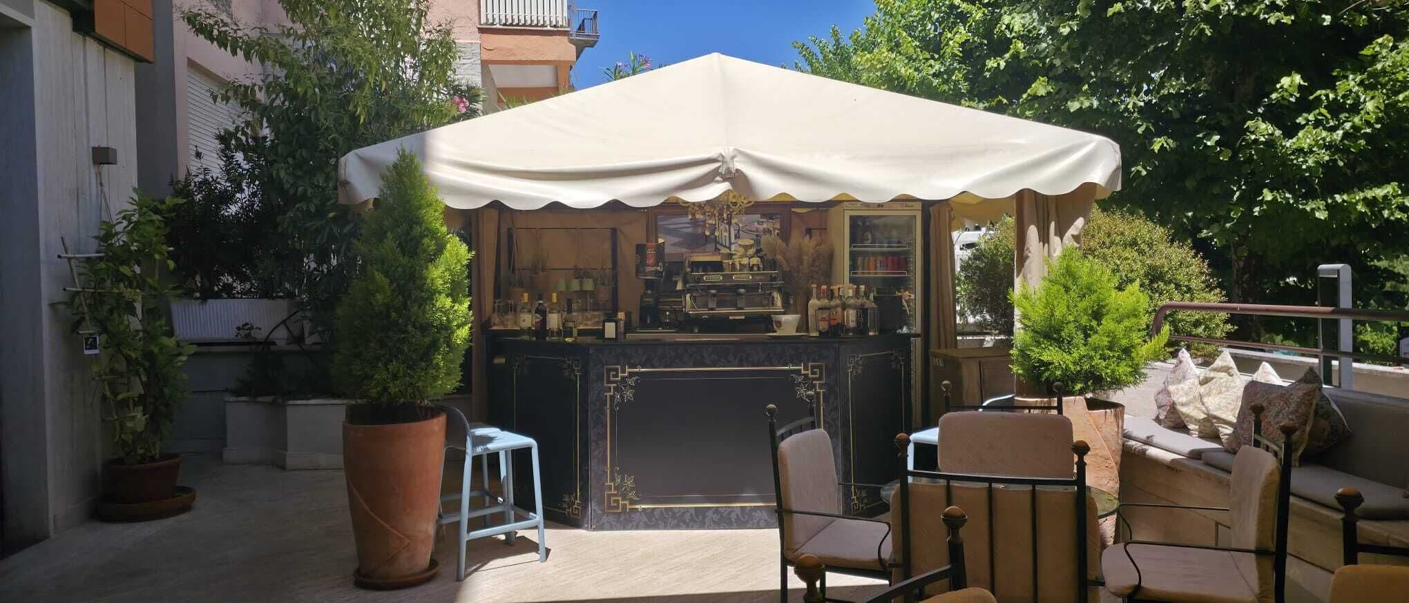 2 bars/lounges