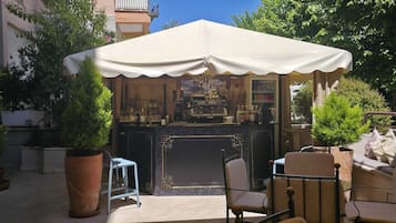 2 Bars/Lounges