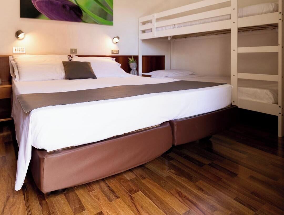 Triple Room | Desk, free WiFi