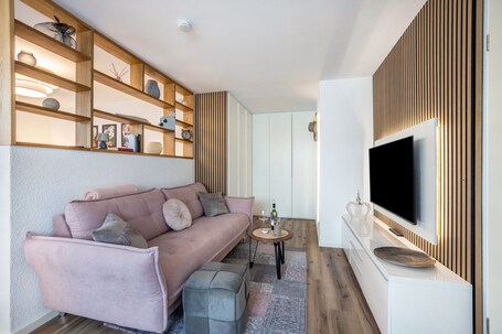 TV. Apartment 'Wohlfühlappartement Sonnenhalde' with Private Terrace, Garden & Wi-Fi