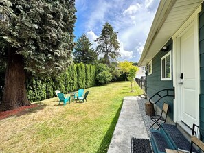 Il sâagit dâune propriĂ©tĂ© rĂ©sidentielle dotĂ©e dâune cour gazonnĂ©e, dâun petit patio avec des meubles dâextĂ©rieur et dâune porte dâentrĂ©e.