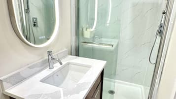 Douche, séchoir à cheveux, serviettes fournies, savon