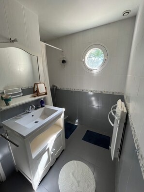 Bathroom - Vrbo Property (Garrigues-Sainte-Eulalie)
