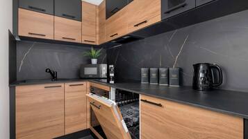 Coffee/tea maker, fridge, microwave, oven