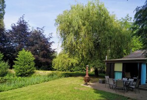 Outdoor dining - Nature escape chalet with private big garden & pond (Hamme)