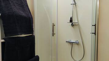 Een douche, een haardroger, handdoeken, zeep