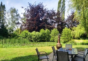 Outdoor dining - Nature escape chalet with private big garden & pond (Hamme)