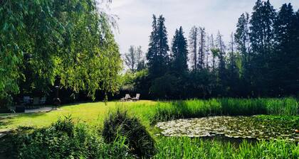 Nature escape chalet with private big garden & pond