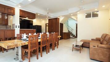 Vila, 3 kamar tidur, patio | Ruang makan
