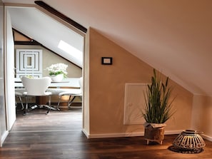 A modern interior with a dining area, a plant, and a lantern. - Zimmermann's Lounge 7 - stylish vacation apartment in a central location (Monschau)