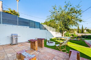 Outdoor dining - LUX Silverlake Gem: Games, Outdoor Oasis - Sunset Blvd, Universal Studio & More (Los Angeles)