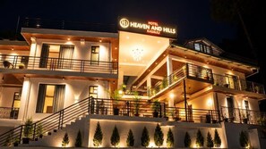 A multi-story hotel with balconies, a staircase, and a sign reading 'Heaven and Hills.' - Hotel Heaven and Hills (Kasauli)