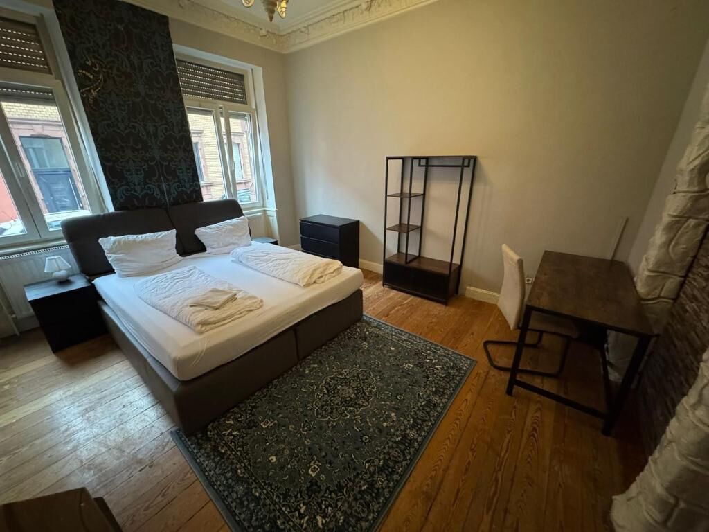 Een strijkplank/strijkijzer, wifi, beddengoed