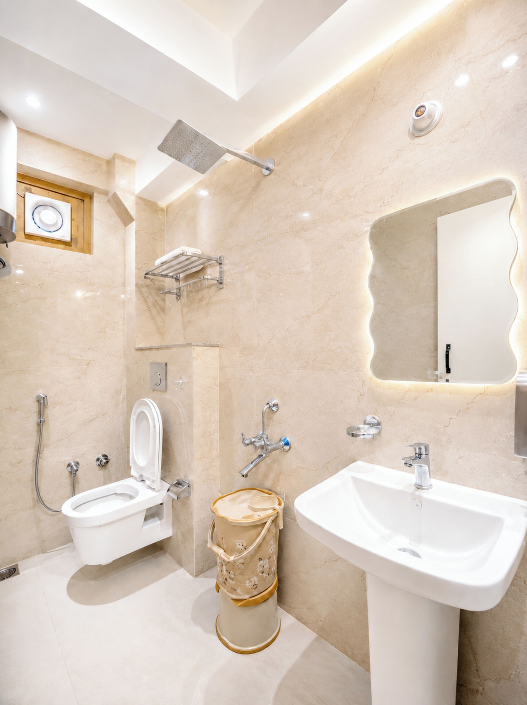 Quarto casal luxo | Banheiro | Chuveiro, chuveiro com efeito de chuva, chinelos, toalhas de banho