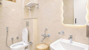 Deluxe Quadruple Room | Bathroom