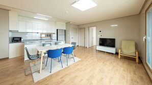 Un apartamento moderno con cocina, comedor y sala de estar.