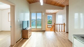 Quarto básico, 3 quartos (Entire House with Private BBQ)