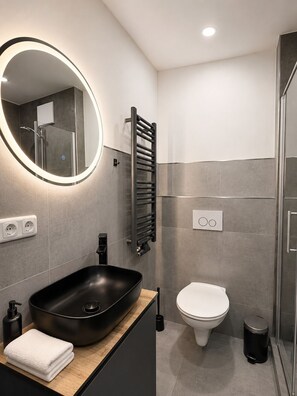 Shower, towels, soap, shampoo - Elion Hotel Siegen (Siegen)