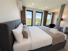 Deluxe-Doppelzimmer, Stadtblick | Schreibtisch, laptopgeeigneter Arbeitsplatz, kostenloses WLAN