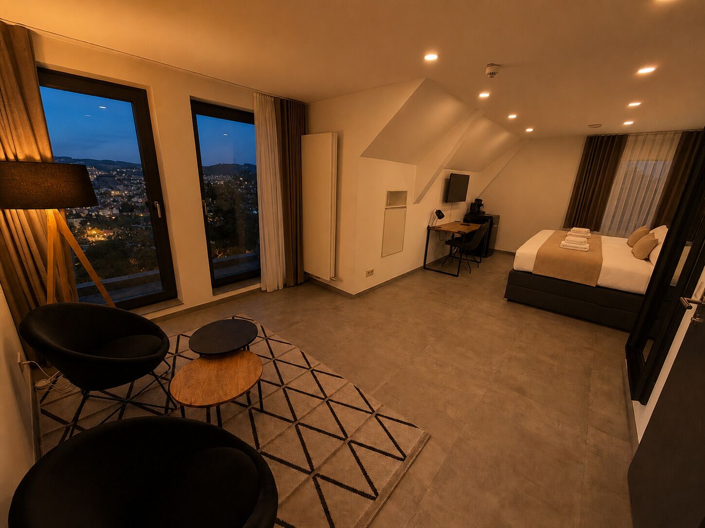 Deluxe-Doppelzimmer, Stadtblick | Schreibtisch, laptopgeeigneter Arbeitsplatz, kostenloses WLAN