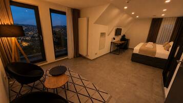Deluxe-Doppelzimmer, Stadtblick | Schreibtisch, laptopgeeigneter Arbeitsplatz, kostenloses WLAN