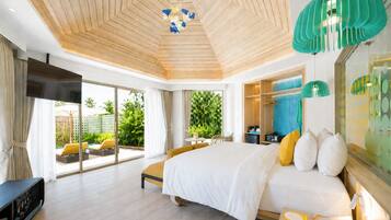 Habitación de hotel moderna con una cama grande, televisión, escritorio y vista al exterior.