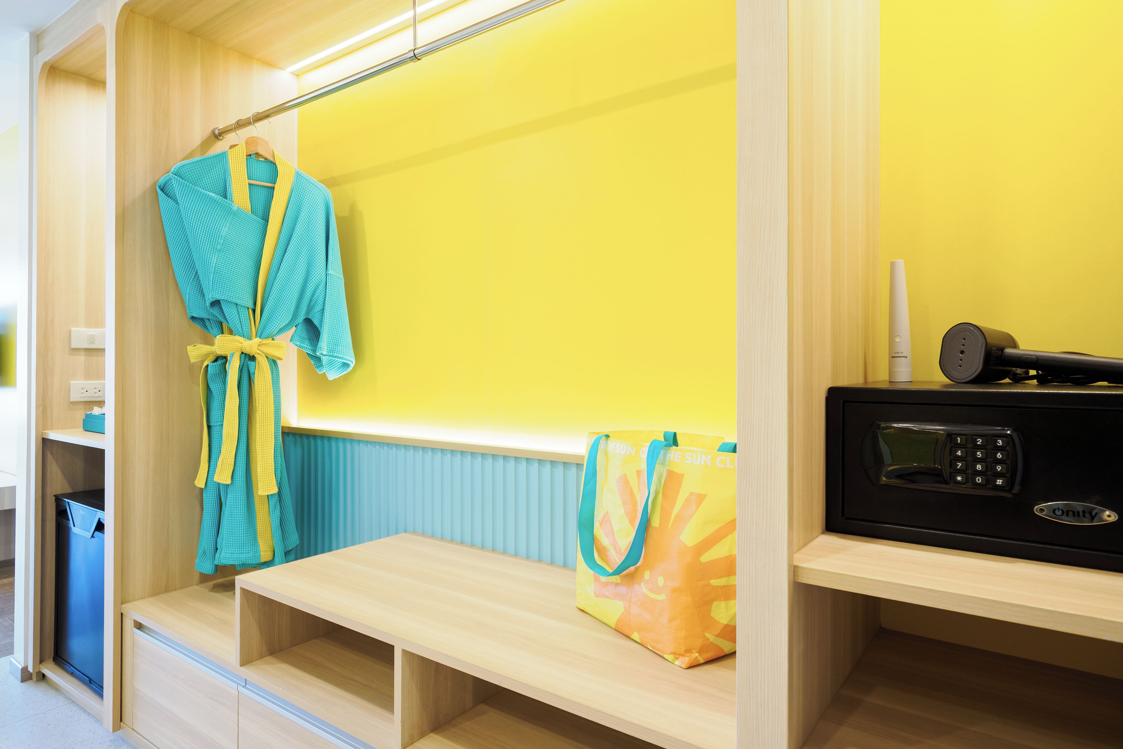 Garden Sun Room | In-room safe, desk, laptop workspace, iron/ironing board (on request)