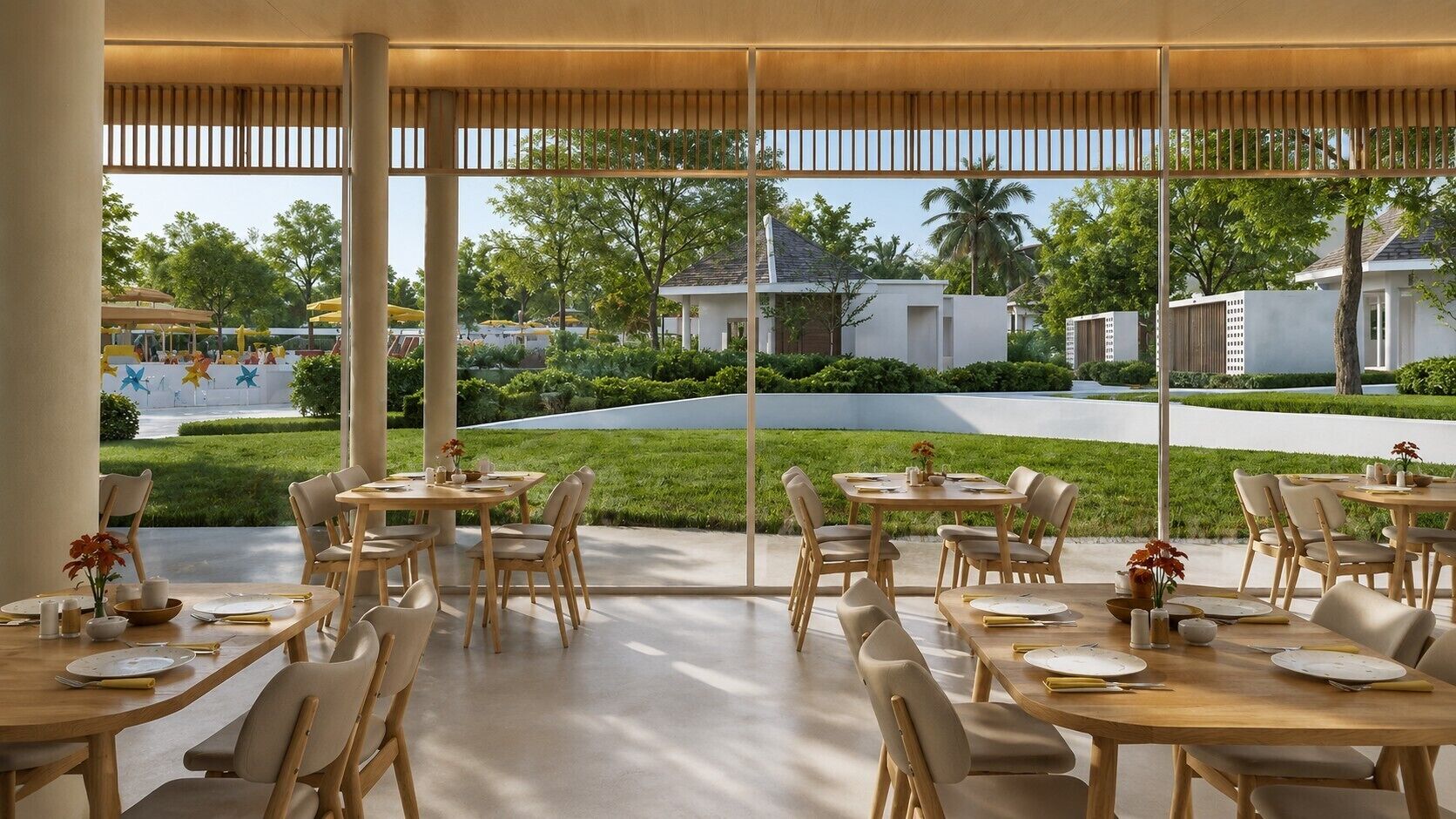 Un restaurante con varias mesas y sillas, ventanas amplias y vistas a un área exterior bien cuidada con vegetación y edificios.