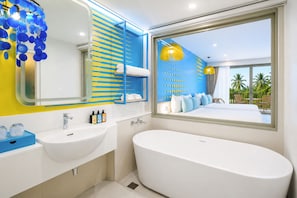Chambre Standard Double ou avec lits jumeaux, balcon, vue jardin | Salle de bain