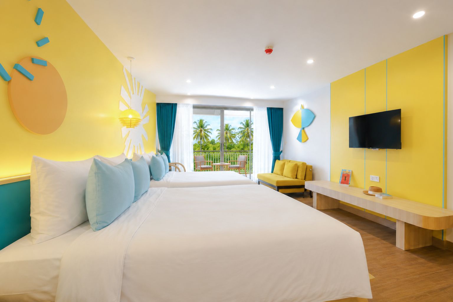 Una habitación de hotel con una cama grande, televisión, balcón y vista a palmeras, además de una pared de acento amarilla.