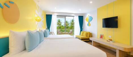 Una habitación de hotel con una cama grande, televisión, balcón y vista a palmeras, además de una pared de acento amarilla.