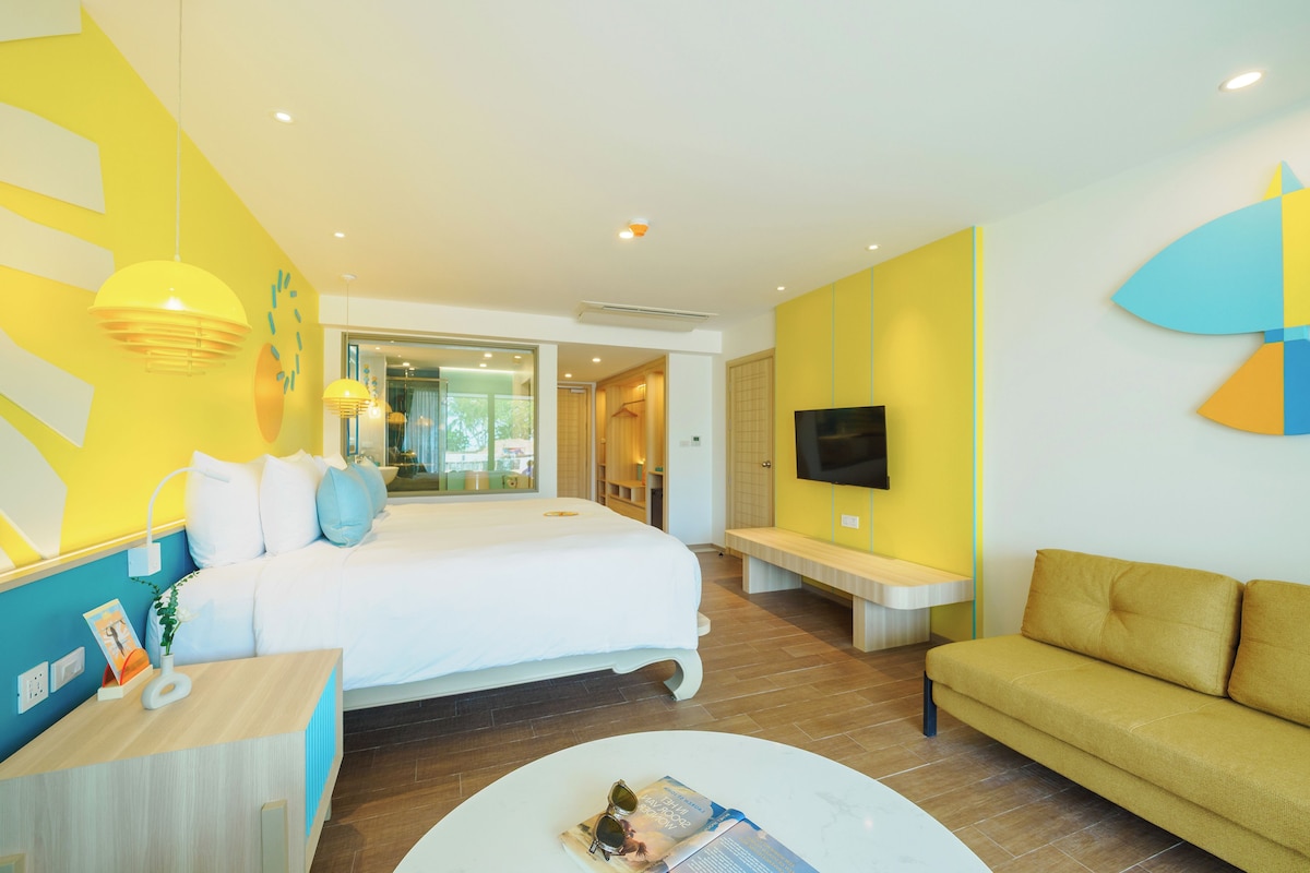 Seaside Pool Access Room | Caja fuerte, escritorio, espacio para trabajar con un portátil