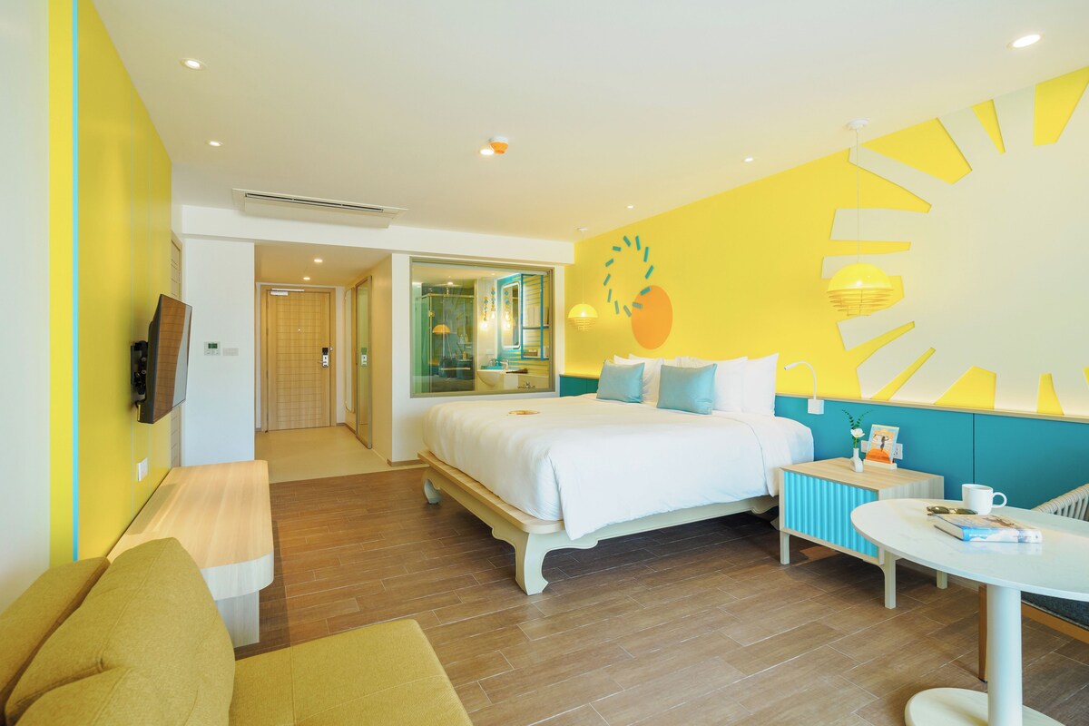 Seaside Sun Room | Caja fuerte, escritorio, espacio para trabajar con un portátil