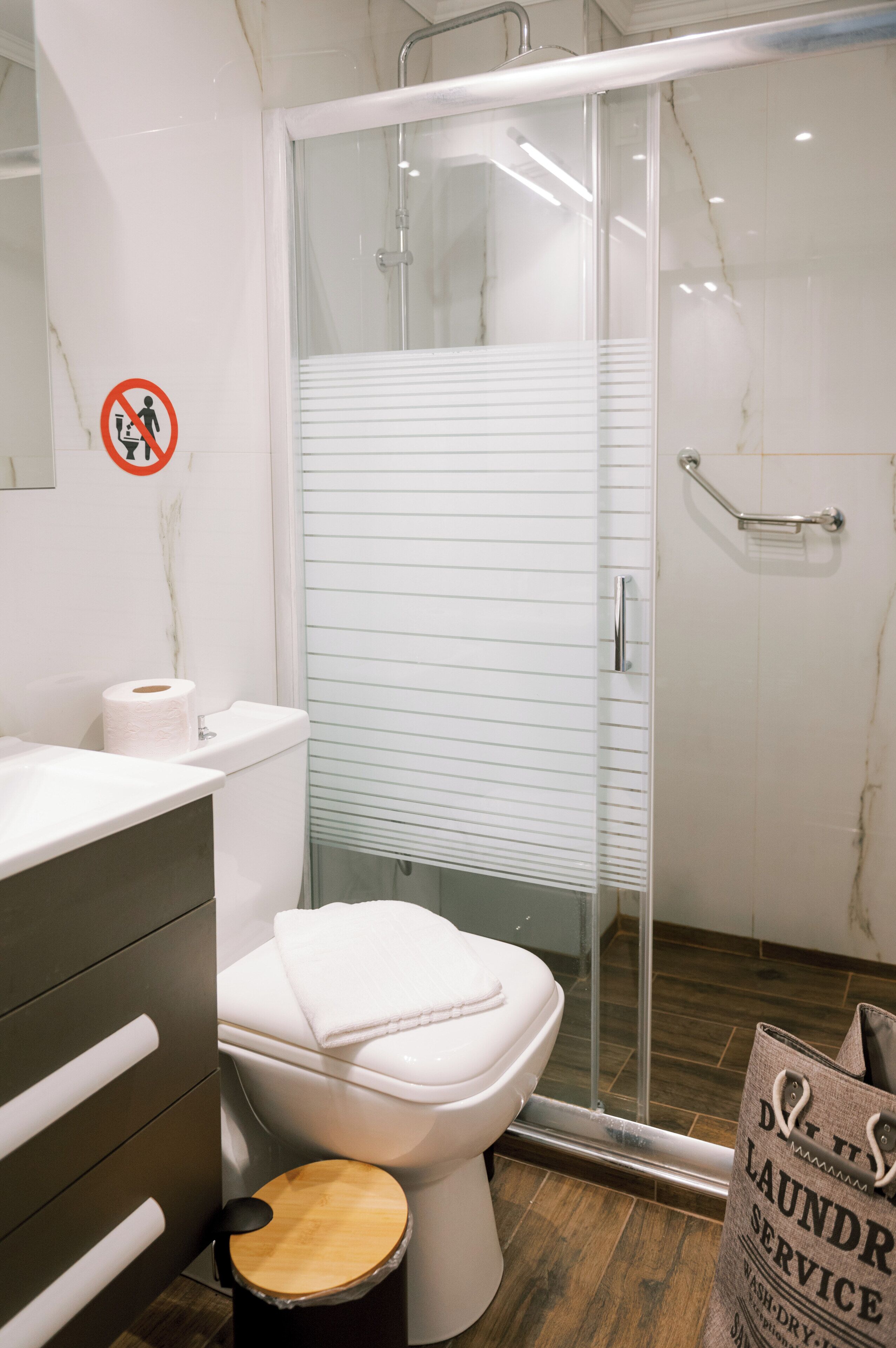 Standard-Apartment, Balkon, Stadtblick | Badezimmer | Dusche, kostenlose Toilettenartikel, Haartrockner, Hausschuhe