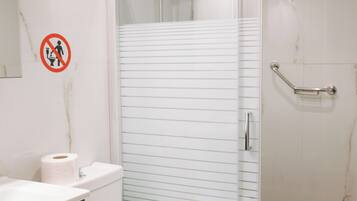 Standard-Apartment, Balkon, Stadtblick | Badezimmer | Dusche, kostenlose Toilettenartikel, Haartrockner, Hausschuhe