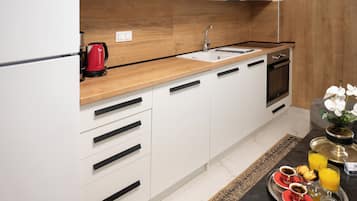 Standard Apartment, Balcony, City View | Private kitchen | Fridge, oven, stovetop, cookware/dishes/utensils