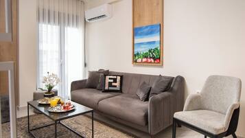 Apartamento standard, sacada, vista para a cidade | Área de estar