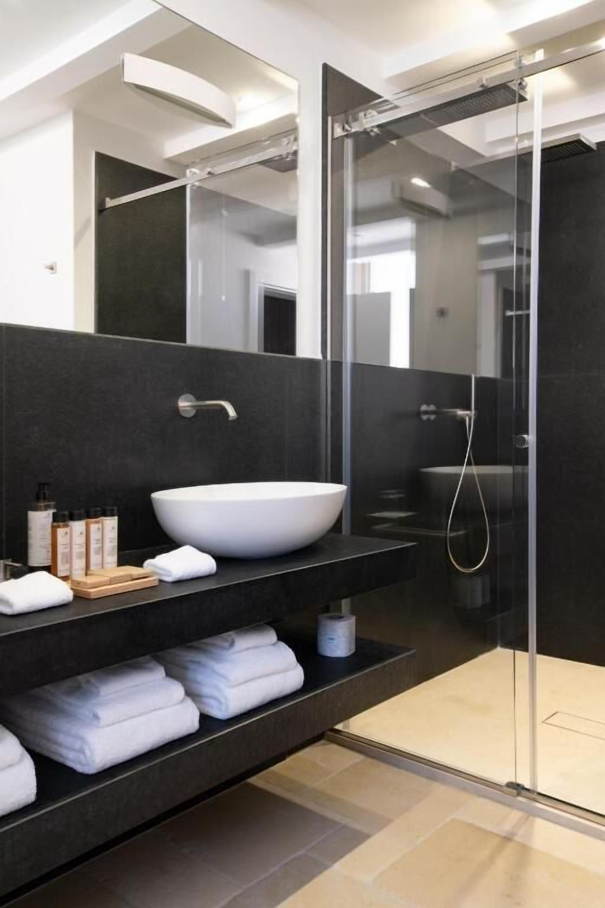Family Room | Bathroom | Slippers, towels