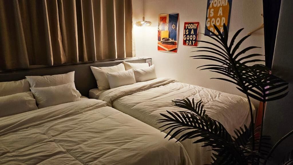 Escritorio, espacio para trabajar con laptop y cortinas blackout 